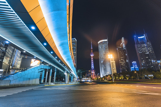 上海浦东夜景摩天楼和空旷街道