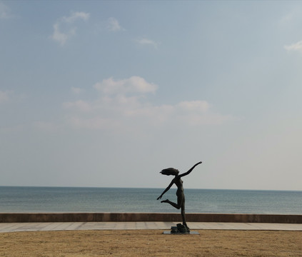 海边跳舞的女性雕塑