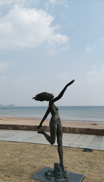 女性雕塑飞舞的头发