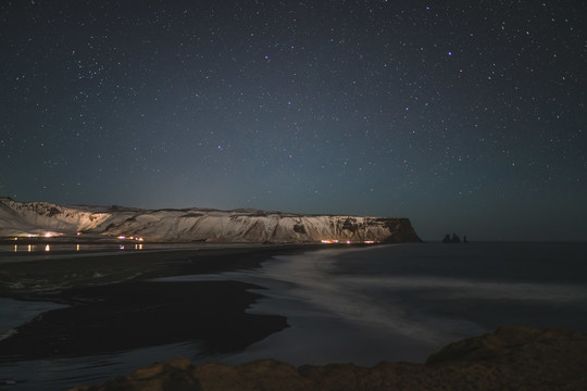 冰岛黑沙滩夜晚自然风景和星空