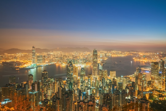 从中国香港太平山上俯瞰城市全貌