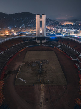 施工重建中的黄龙体育场夜景