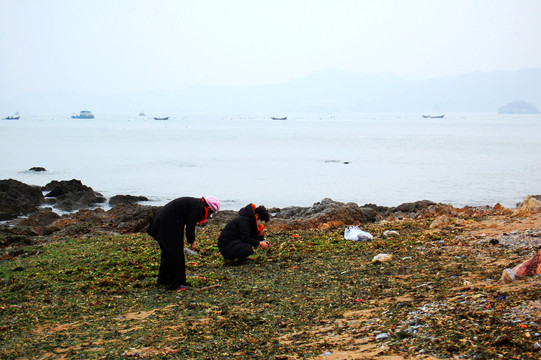 海边赶海渔船礁石高清摄影大图