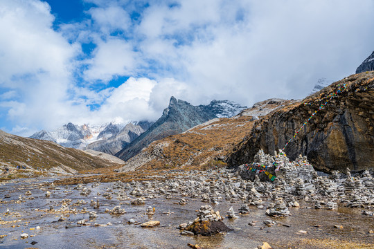 小溪与雪山