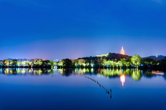 杭州西湖景区雷峰塔夜景