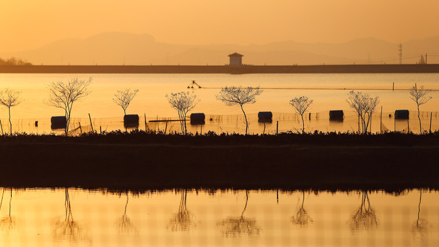 夕阳下美丽的湖泊风景