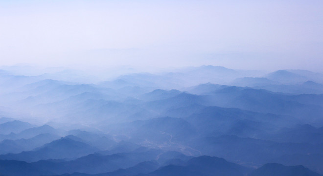 晨雾里的群山