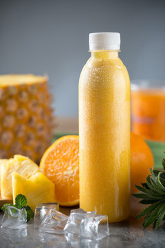 菠萝鲜橙汁