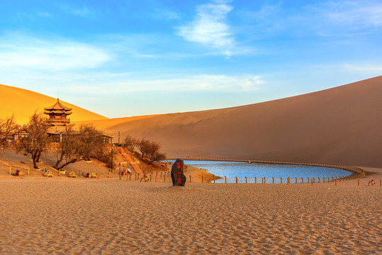 敦煌鸣沙山月牙泉全景