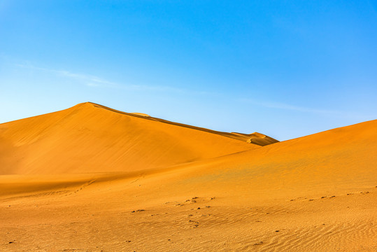 敦煌鸣沙山的沙漠沙山自然风光
