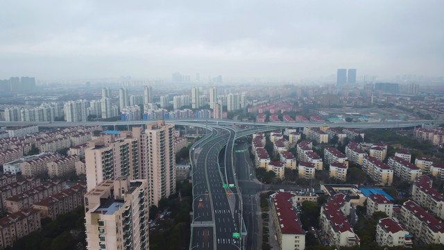 航拍清晨的高架路