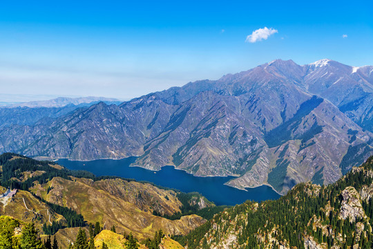 俯瞰天山天池