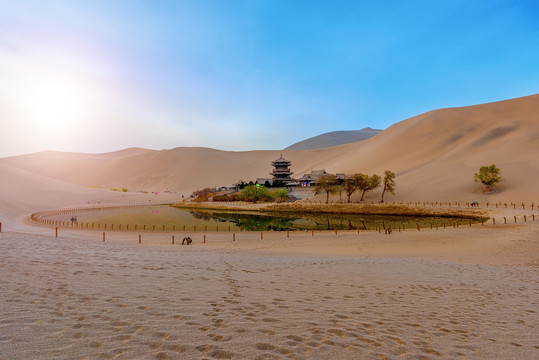 敦煌鸣沙山月牙泉日出晨景