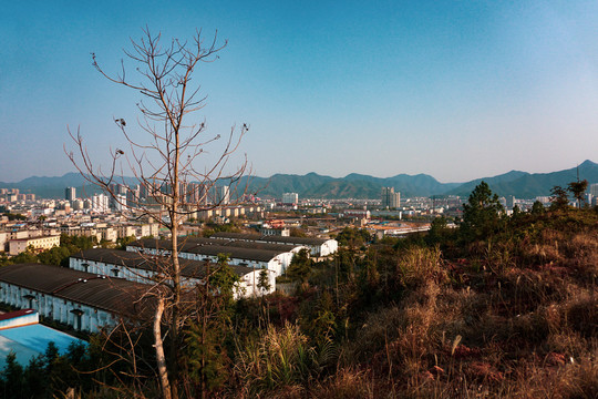 山城高山俯瞰城市