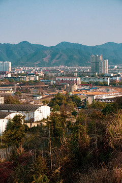 山城高山俯瞰城市