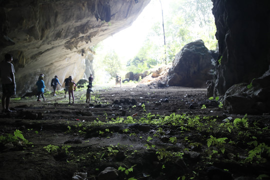 游览天然岩洞