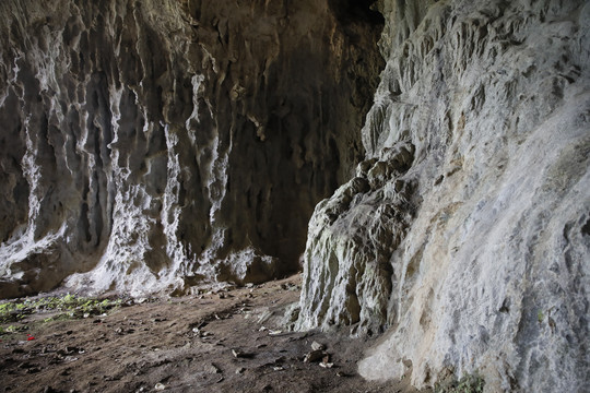 岩洞壁