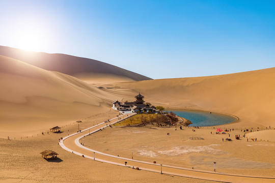 敦煌鸣沙山月牙泉全景图