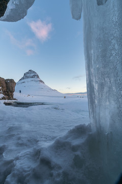 从山洞中看冰岛草帽山的冬天美景