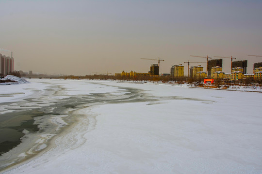 鞍山万水河冰雪河道与石桥住宅