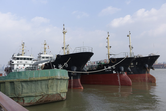 停靠在杨浦滨江岸边的油船