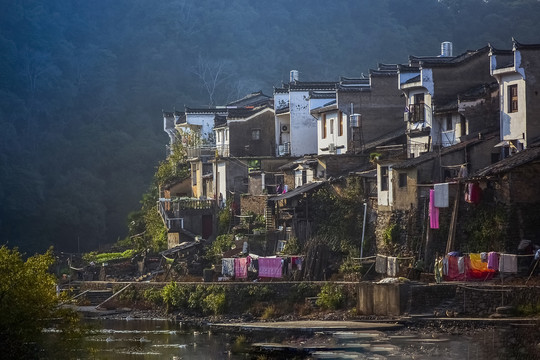 晨曦中的中国江西婺源的小山村