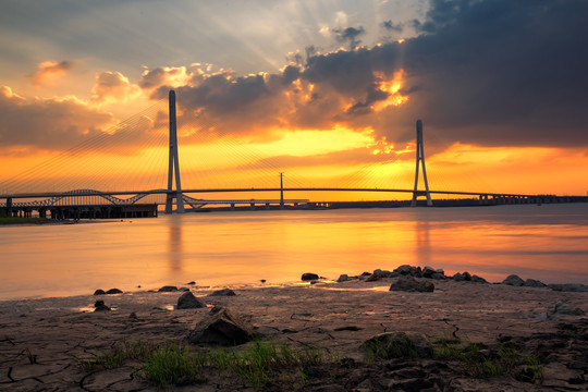 夕阳下的南京长江三桥