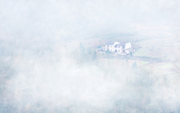 雾中的村庄