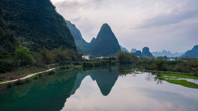 暮色中的阳朔遇龙河两岸风景