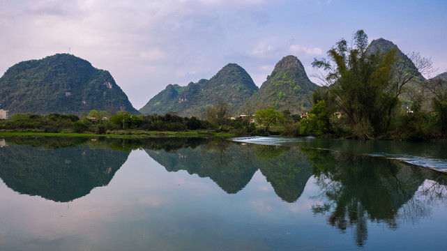 暮色中的阳朔遇龙河两岸风景