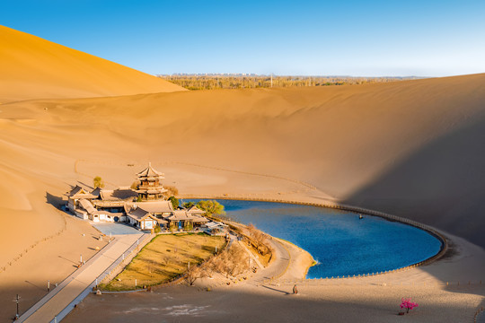 敦煌鸣沙山月牙泉全景图