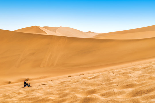 敦煌鸣沙山景区沙漠摩托车