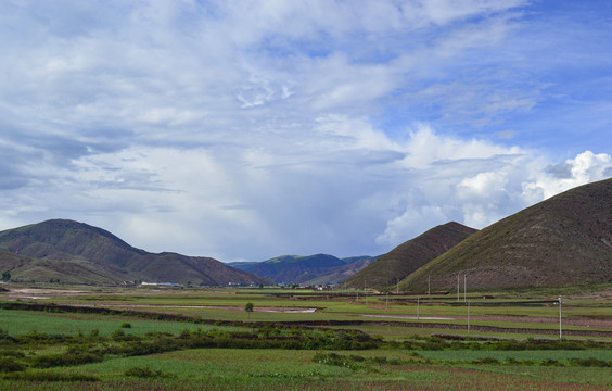 西藏山区平原风光