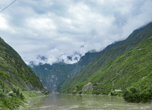 两山之间河流山水