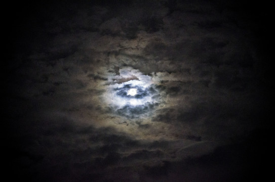 彩云遮月
