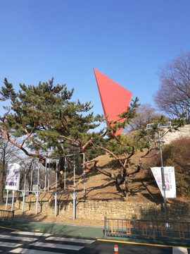 红色三角雕塑