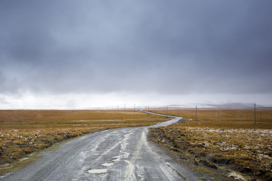 西藏荒野之路孤独的路天地合一