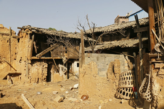 农村破旧的倒塌房屋
