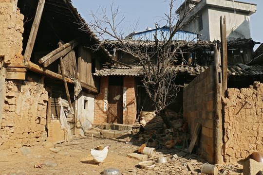 农村破旧的倒塌房屋