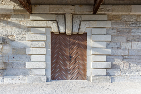 欧式传统建筑墙壁背景和木质门窗