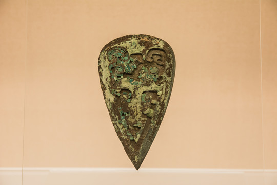 镶嵌绿松石兽面纹三角形饰品