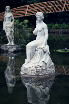石膏美女雕塑