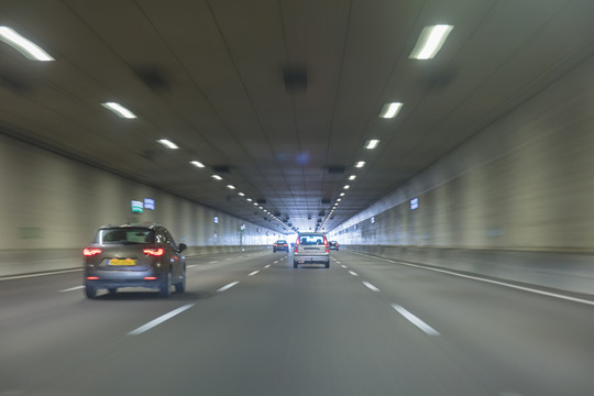 隧道内高速行驶