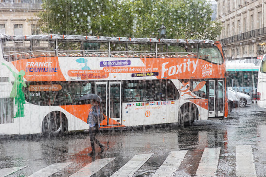 雨中巴黎街景