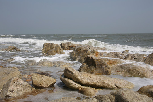 海滩礁石白色海浪