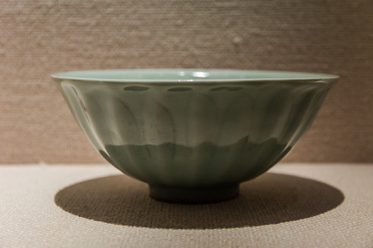 龙泉窑菊瓣纹瓷碗