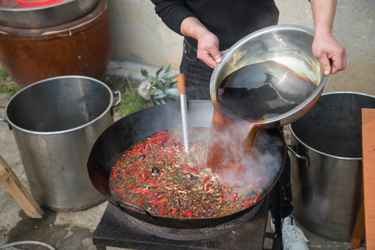 做卤菜的厨师