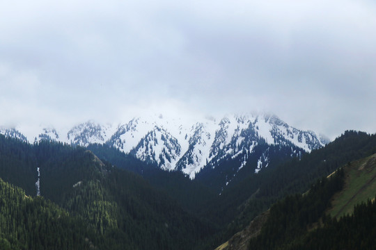 屹立的雪山