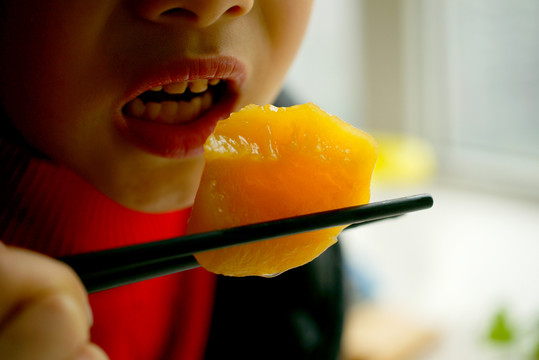 小孩吃黄桃图片