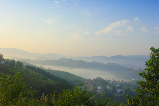 县河云雾日出三